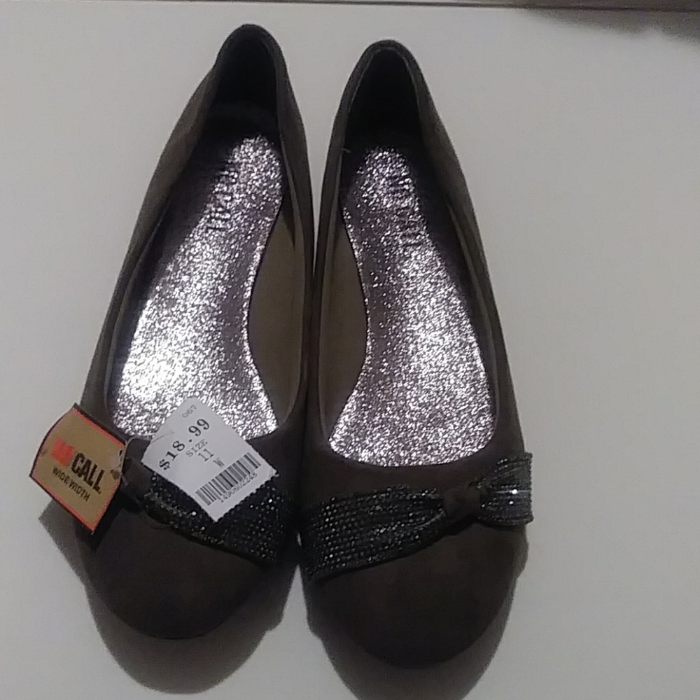 NWT olive flats 11W